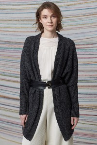 79/11 Modèle Cape longue avec manches Nero d'Avola en Adriafil Lana Naturale Inca