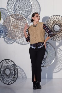 81/33 Modèle Gilet sans manches Reina Sofia en Adriafil Globe Uni
