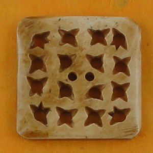 Bouton carré en corne ajouré