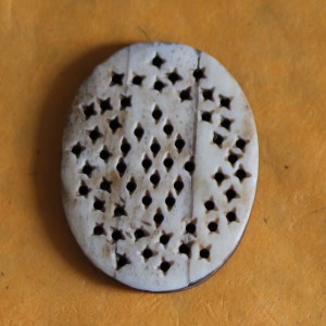 Bouton ovale en corne rosace découpée 65 mm