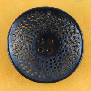 Bouton rond en corne petits trous