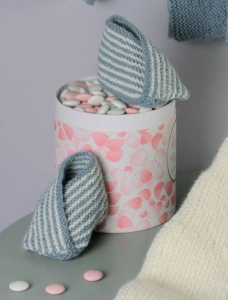 122/02 Chaussons croisés bicolores en Plassard Layette plus