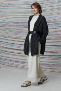 Kit à tricoter Adriafil Cape longue avec manches Nero d'Avola en Lana Naturale Inca