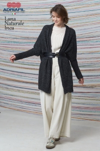 Kit à tricoter Adriafil Cape longue avec manches Nero d'Avola en Lana Naturale Inca