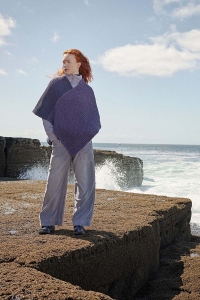 2587-146 Modèle Deidre Poncho en Lang Yarns Donegal Woolen Spun