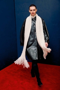 2589-250 Modèle Kerry Écharpe en Lang Yarns Baby Lama