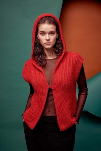 286-10 Modèle Xandra Gilet  à capuche en Lang Yarns Carpe Diem