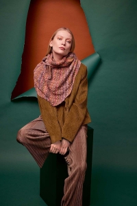 286-15 Modèle Cheryl Châle triangulaire en Lang Yarns Aurora