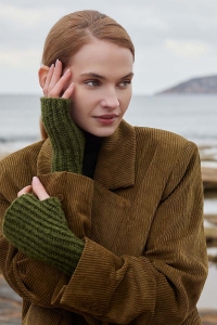 287-43 Modèle Diverging Trails Manchettes en Wool Addicts by Lang Yarns Promise