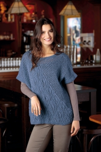 117/36 Large pull à jours et motifs placés en PLassard Musette