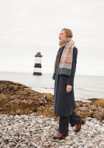 Modèle Oscar Echarpe en Rowan Fine Tweed Haze