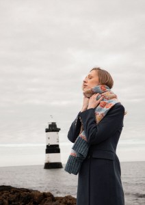 Modèle Oscar Echarpe en Rowan Fine Tweed Haze