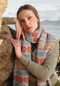 Modèle Oscar Echarpe en Rowan Fine Tweed Haze