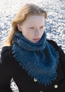 Modèle Sandy Echarpe en Rowan Fine Tweed Haze