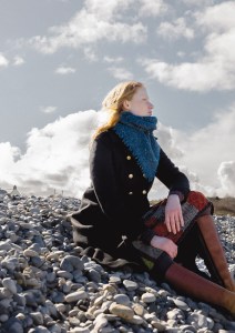 Modèle Sandy Echarpe en Rowan Fine Tweed Haze